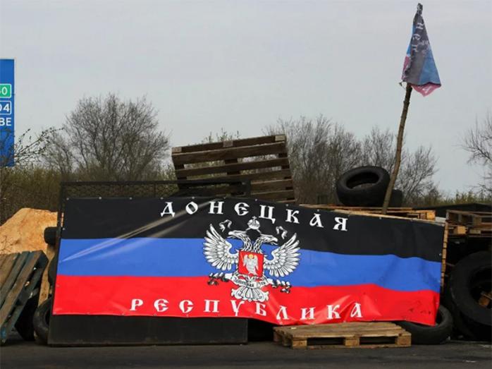 Так званий прапор самопроголошеної ДНР. Фото: 112 Україна