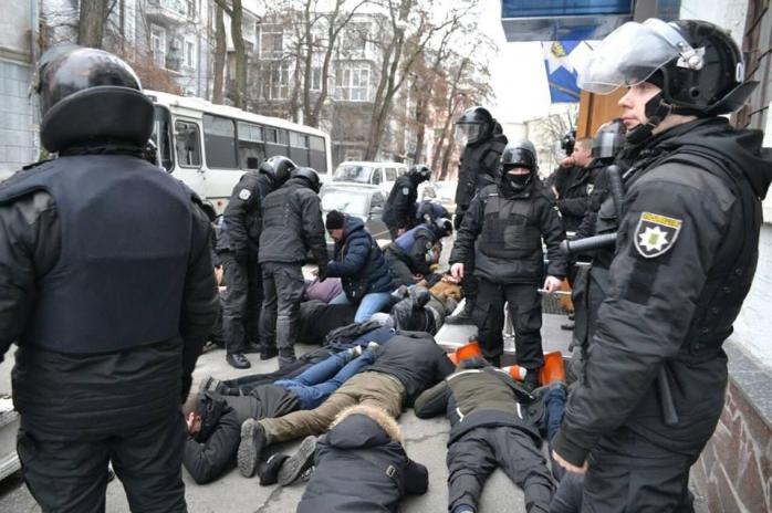 Під час затримання біля Подільського райвідділку поліції 9 лютого 2019 року, фото — Фейсбук С. Мазур