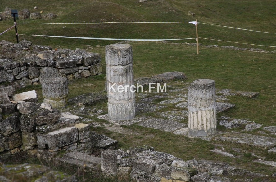 Колони античного міста обвалились у Керчі. Фото: kerch.fm