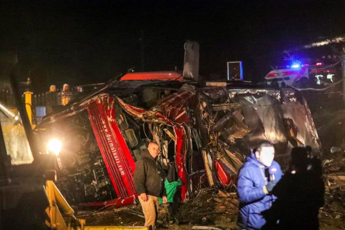 Смертельна ДТП у Північній Македонії: автобус перекинувся на шосе, 14 осіб загинуло. Фото: NewsOne
