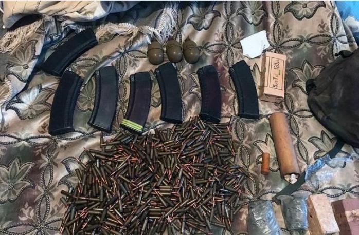 В киевской квартире нашли большой склад боеприпасов, фото — Национальная полиция
