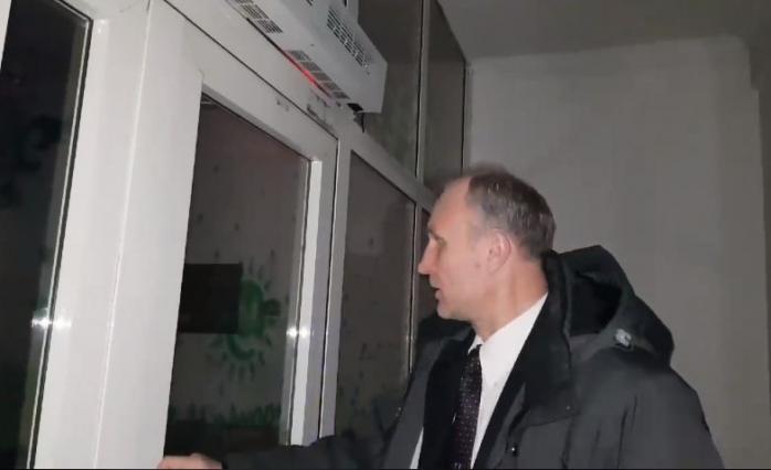 Консулу не открыли дверь в миграционной службе полиции Астаны, скриншот видео