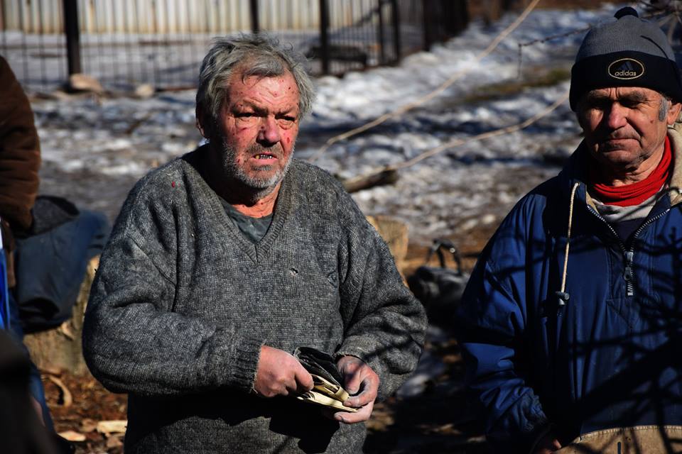 Пенсіонер поблизу зруйнованого окупантами будинку, фото — ООС