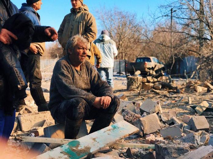 Пенсионер возле разрушенного оккупантами дома, фото —- ООС