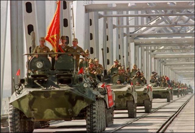 15 февраля 1989 года последняя колонна советских войск пересекла афгано-советскую границу, фото — Википедия