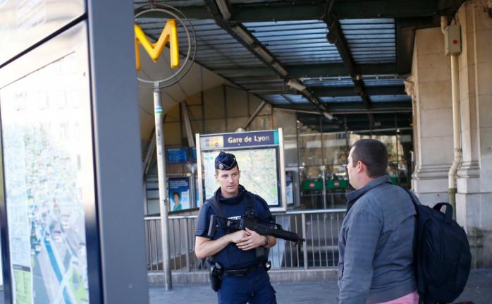У метро Парижа стався напад з використанням кислоти, є постраждалий. Фото: Francois Mori / AР