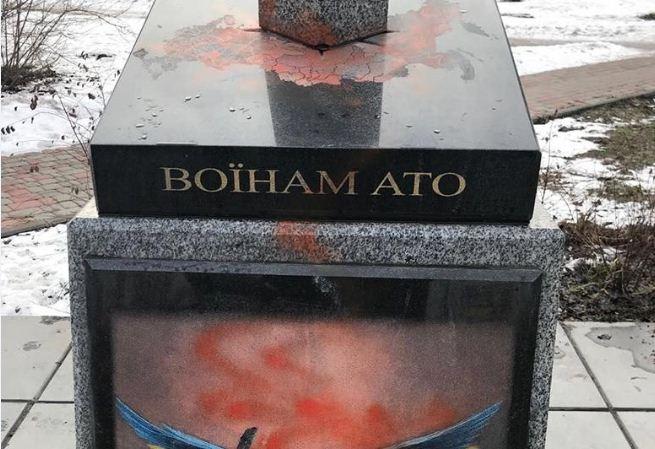 Оскверненный неизвестными памятник воинам АТО в Киеве, фото — Национальная полиция
