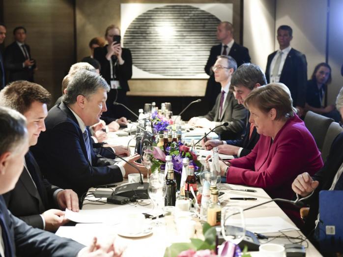 Порошенко й Меркель під час переговорів. Фото: прес-служба президента