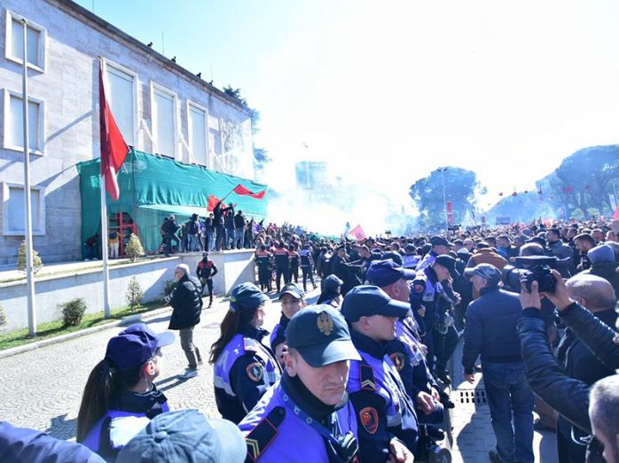 Протест в Албанії. Фото: Antonio Çakshiri у Twitter