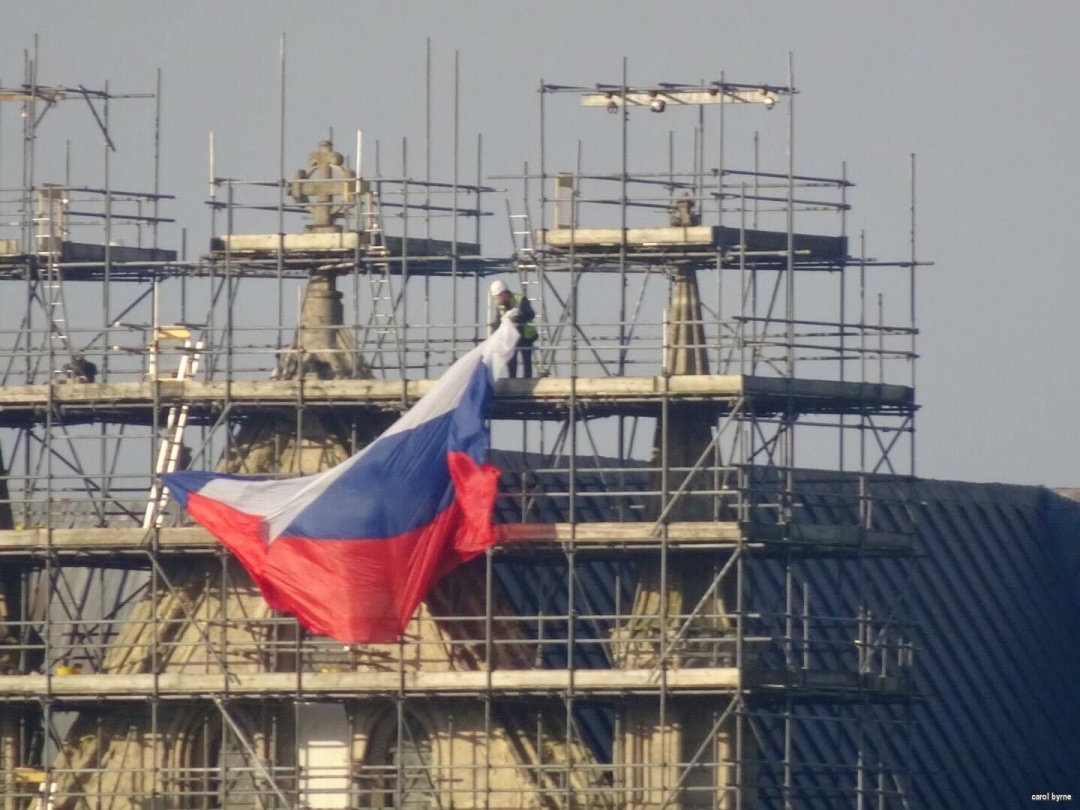 Флаг России появился на Солсберийском соборе сегодня утром. Фото: ukrinform.ua