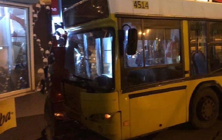 ДТП з пасажирським автобусом у Києві, фото — Фейсбук dtp.kiev.ua