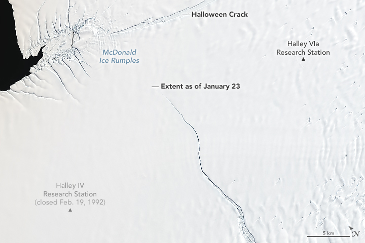 Трещины в леднике. Фото: NASA