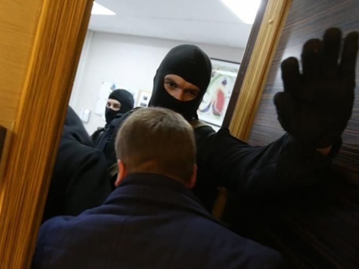 Поліція Миколаєва влаштувала обшуки в школах. Фото: Укрінформ