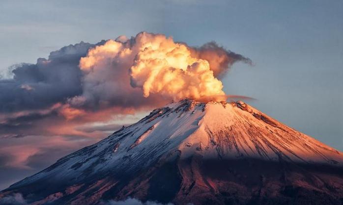У Мексиці вулкан Попокатепетль викинув стовп попелу на два кілометри. Фото: Горы и вулканы мира