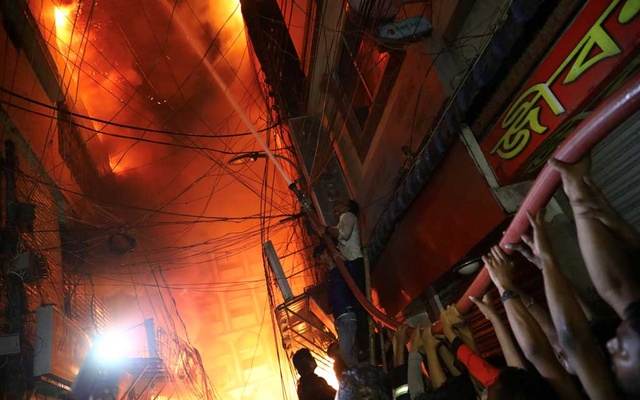 Пожарище на месте пожара в Бангладеш, фото — dhakatribune.com