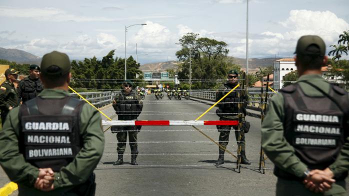 Революция в Венесуэле: страна закрывает границу с Колумбией. Фото: News Front