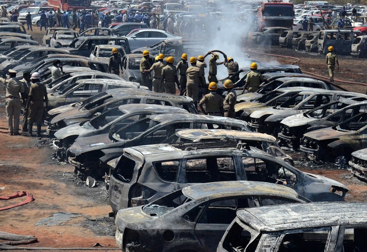 Пожар во время авиашоу в Индии, фото — AFP