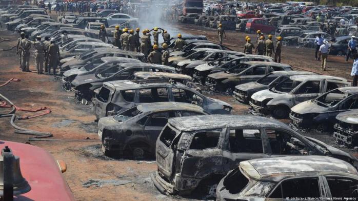 Последствия пожара в Индии, авиасалон Aero India, фото — AFP