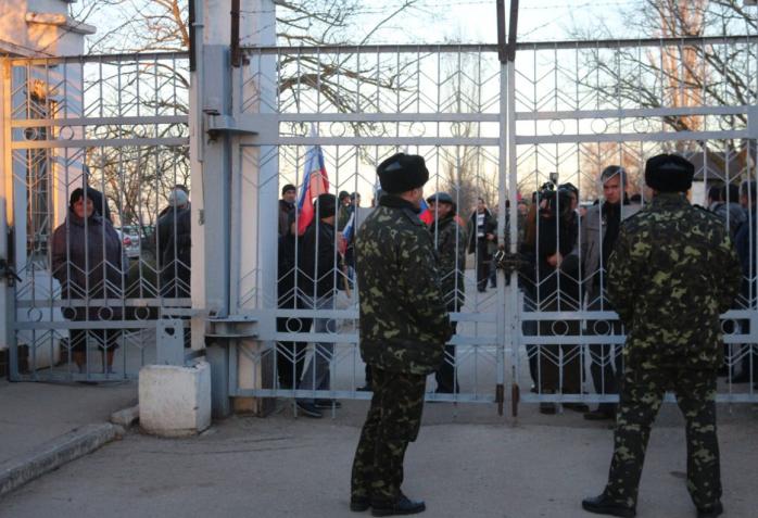 Росіяни прикривалися у Криму "живим щитом", фото — Регіональний центр прав людини