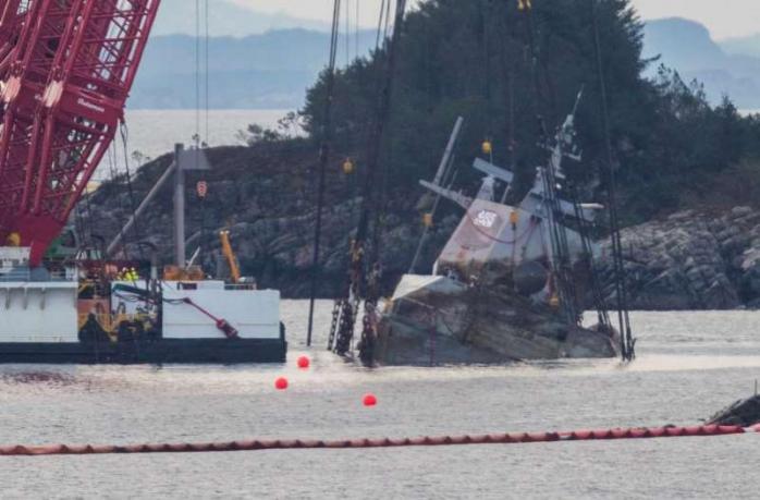 Плавучие краны начали поднимать норвежский фрегат Helge Ingstad, фото: MSN