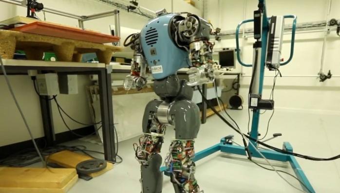 Двуногого робота-курьера модернизировали, добавив руки и торс. Фото: Мега-Техника