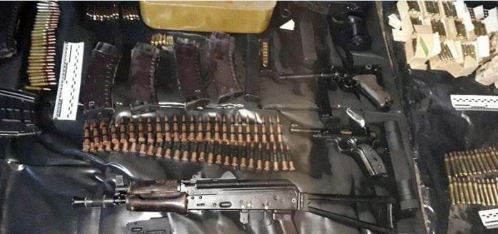 В прифронтовом Мариуполе не впервые находят тайник оружия, фото — Национальная полиция