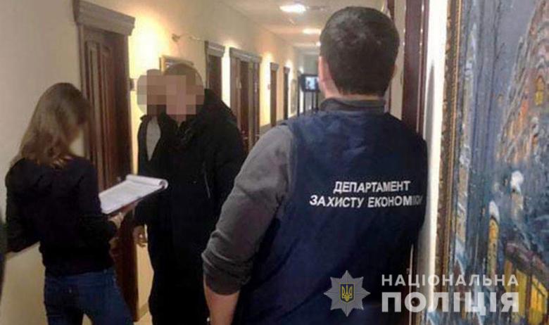 Правозащитника поймали с поличным при передаче первой части взятки в размере 10 тыс. долл. Фото: kyiv.npu.gov.ua