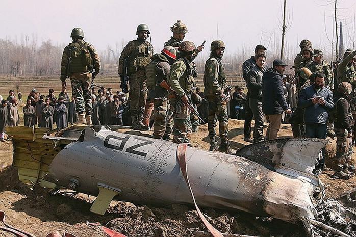Пакистан повернув збитого індійського пілота на батьківщину. Фото: yaplakal