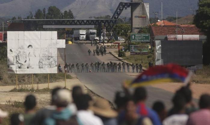 Венесуэльские силовики препятствуют доставке гуманитарной помощи в страну, фото: ТСН