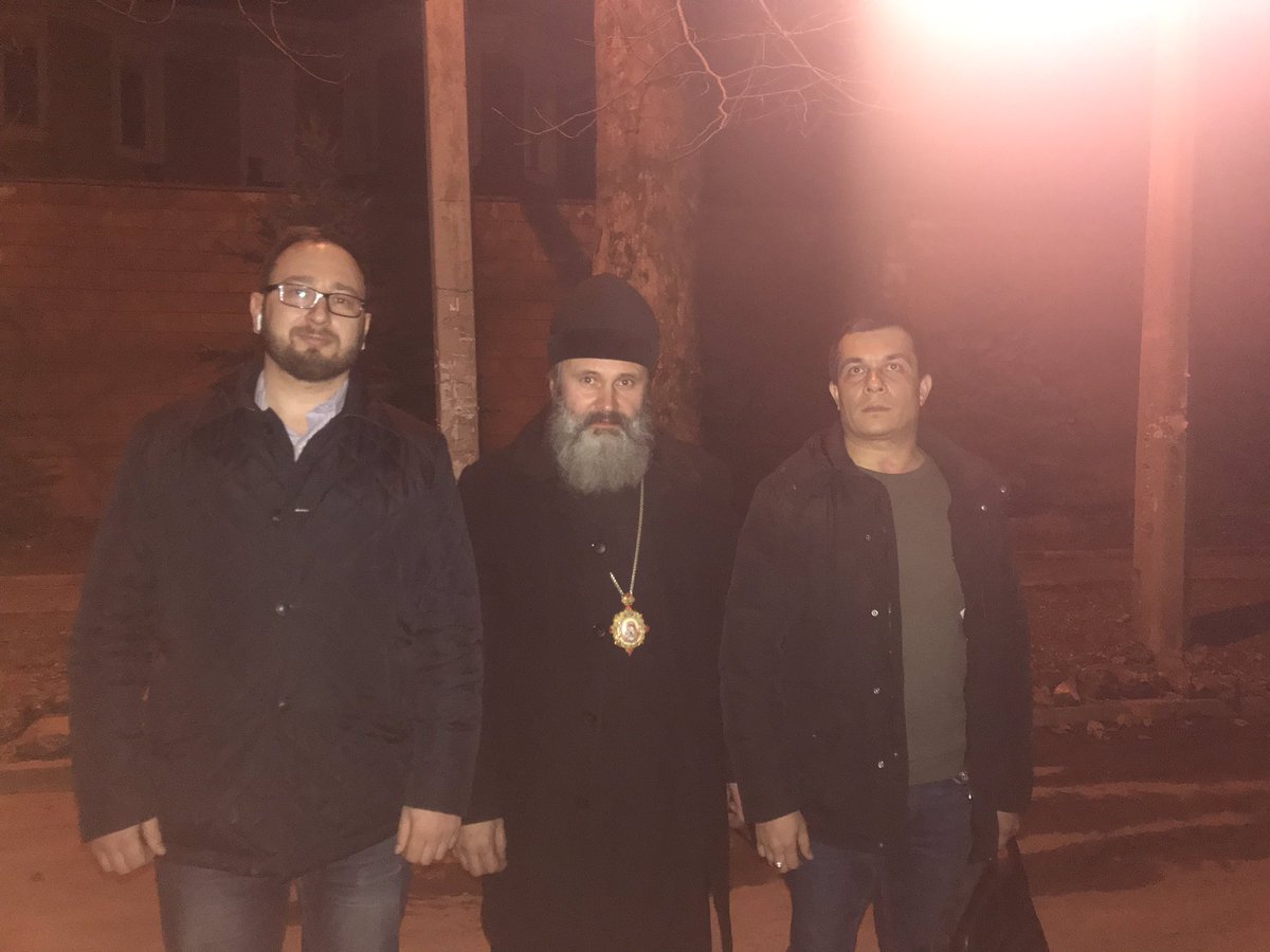 Архієпископ ПЦУ Климент і його адвокати на волі, фото — Твіттер М..Полозова 