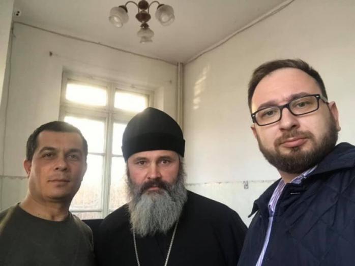 Архієпископ ПЦУ та його адвокати у відділку поліції Сімферополя, фото — Твіттер М. Полозова