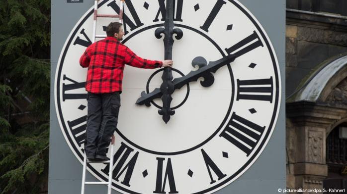 Последний раз переводить часы в ЕС будут в марте 2021, фото - DW