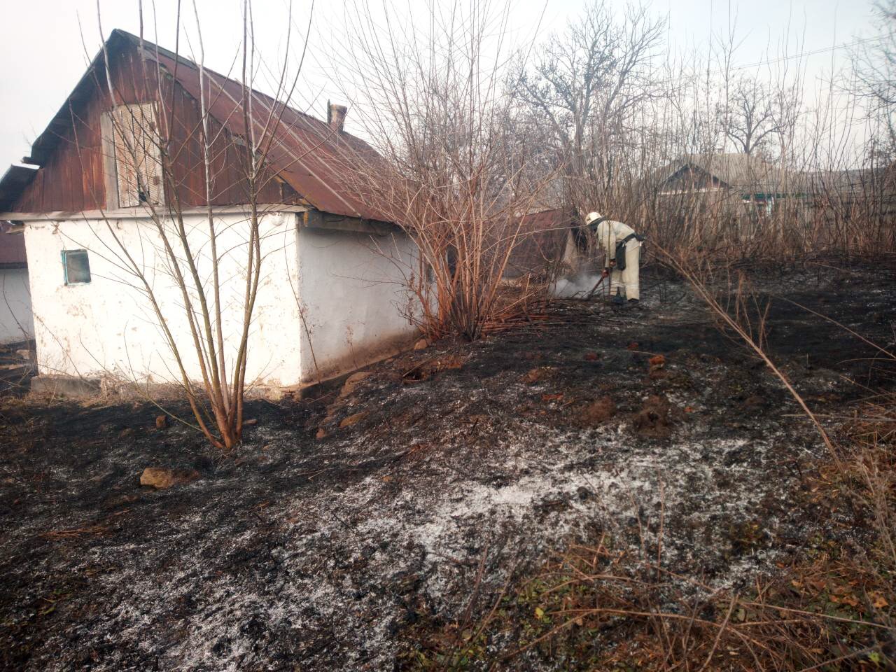 Часто спалювання сухої трави призводит до пожеж у господарствах, фото — ДСНС