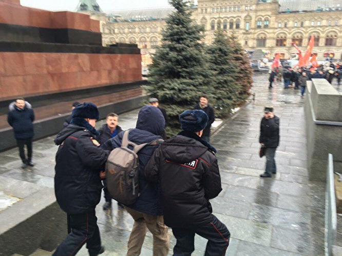 Активистов задерживают у могилы Сталина в Москве, фото — ОВД