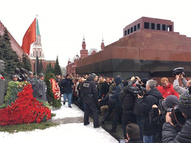 Активистов задерживают у могилы Сталина в Москве, фото — ОВД