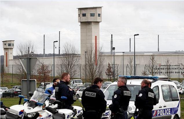 Триллер в тюрьме строгого режима Конде-сюр-Сарт, фото — dailymail.co.uk