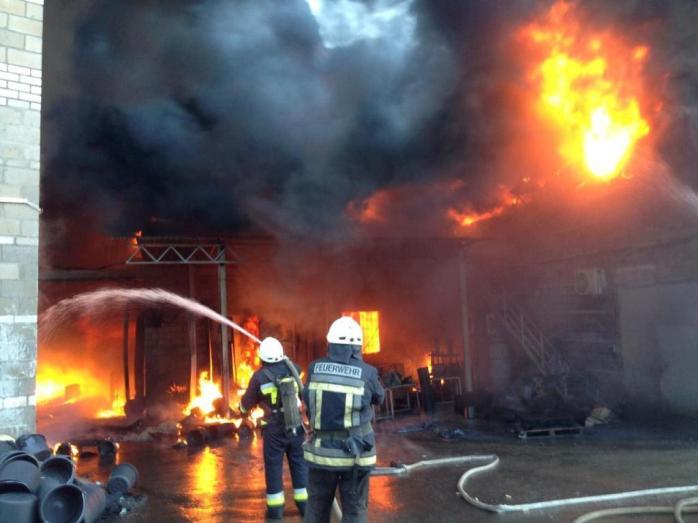 Пожар охватил завод пластмассовых изделий в Днепропетровской области. Фото: ГСЧС
