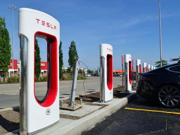 Станції зарядки Tesla Supercharger. Фото: Flickr