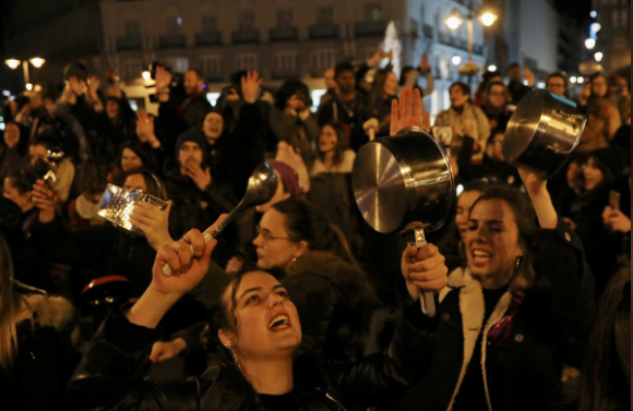 Испанки на главной площади Мадрида. Фото: Reuters