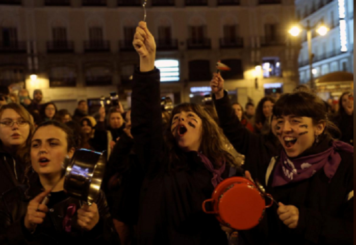 Кастрюли и сковородки: в Международный женский день испанки вышли на необычный митинг. Фото: Reuters