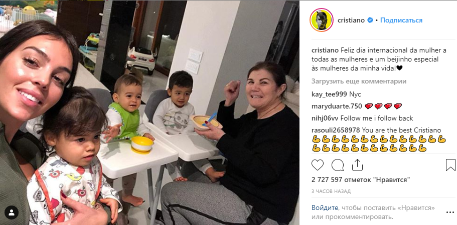 Роналду поздравил женщин фотоснимком своей семьи. Фото: cristiano в Instagram