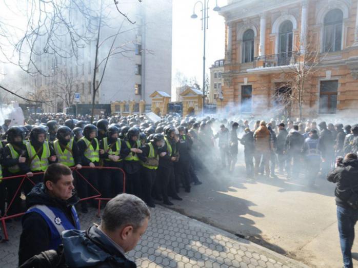 Активисты пробовали прорвать полицейский кордон. Фото: РБК-Украина