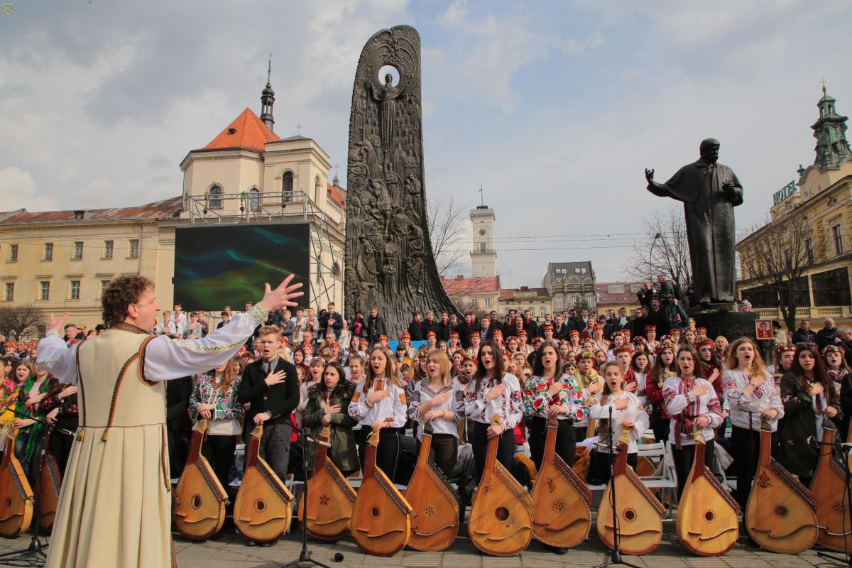 Музичний рекорд встановили у Львові 407 бандуристів, фото — Львівська міськрада 