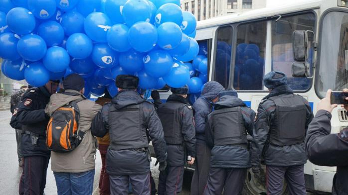 Конфіскація повітряних кульок у Москві, фото: twitter.com/navalny