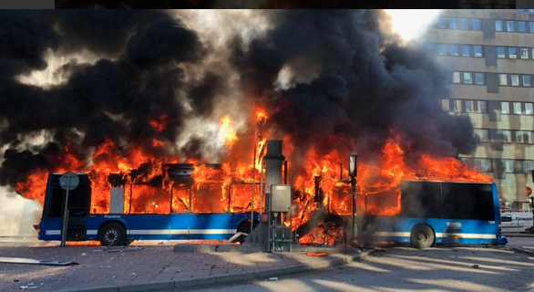 Взрыв автобуса в Стокгольме. Фото: Twitter