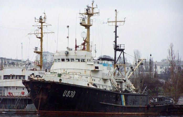 Три російські військові судна супроводжували український буксир «Корець» під час навчань, фото — Ivasi