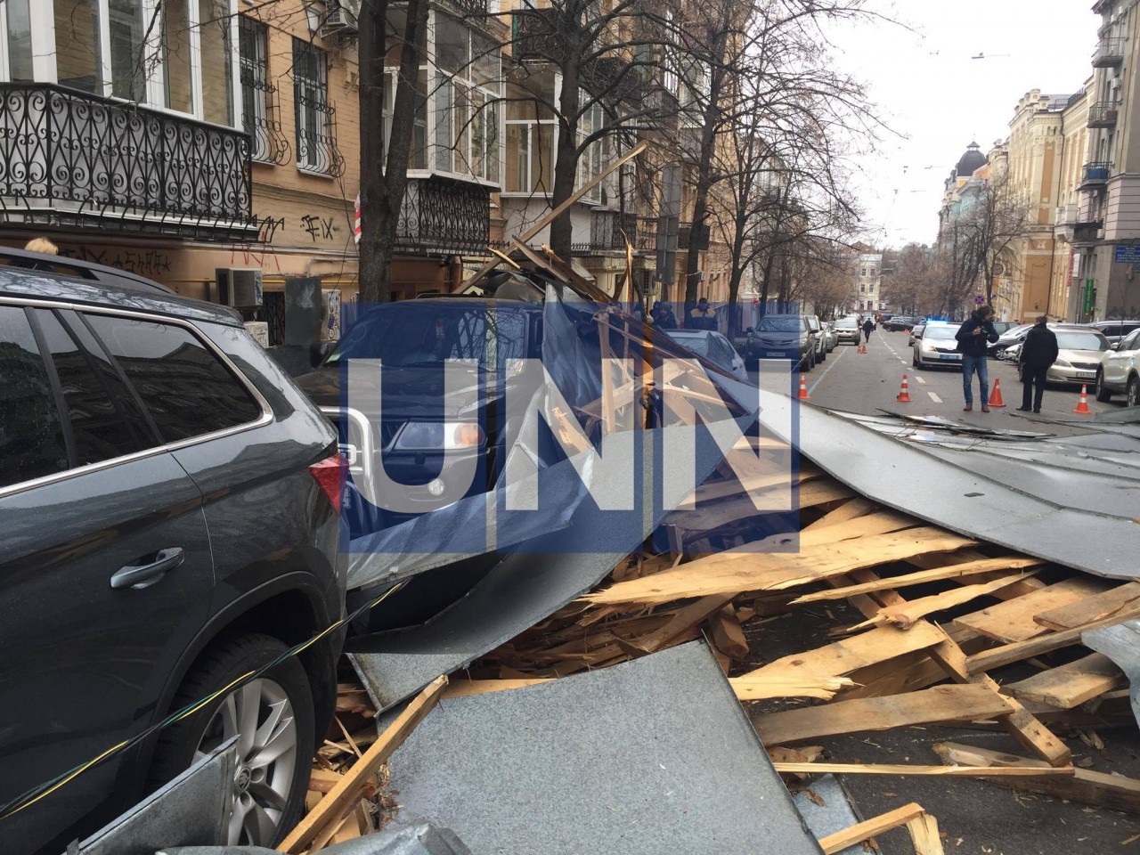 Сильный ветер сорвал крышу с дома в центре Киева, фото — УНН