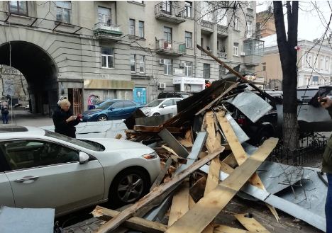 Сильний вітер зірвав дах з будинку у центрі Києва, фото — "112 Україна"