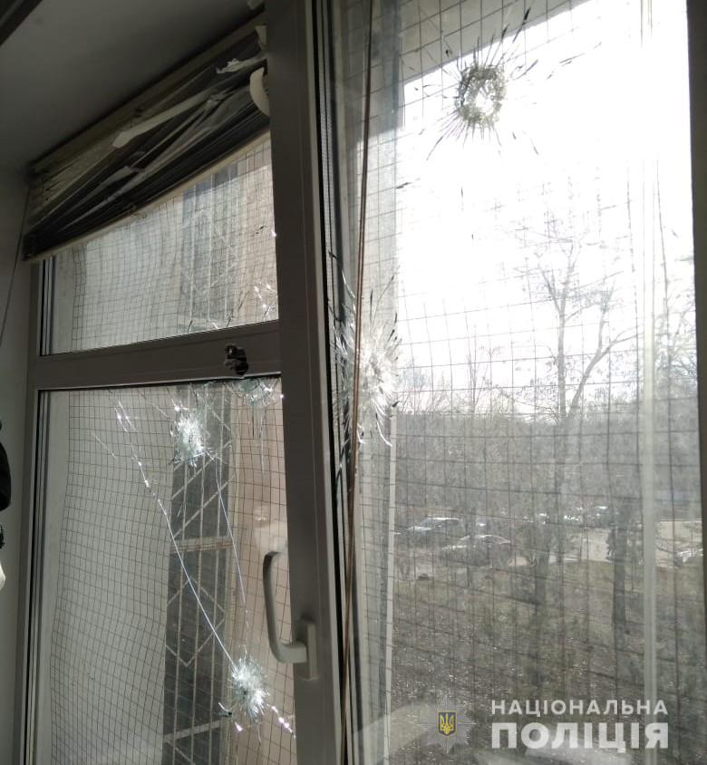 Поврежденные стрельбой окна Голосеевского суда. Фото: ГУНП