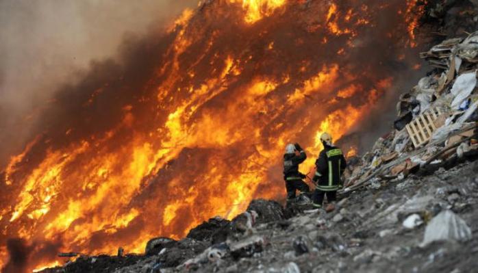 Масштабный пожар на свалке во Львовской области тушат третьи сутки. Фото: ptzgovorit